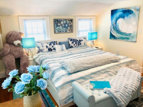 Relaxing Bedroom, 4K TV, Fridge, Dining Table, Microwave, Desk, Coffee maker, Framingham